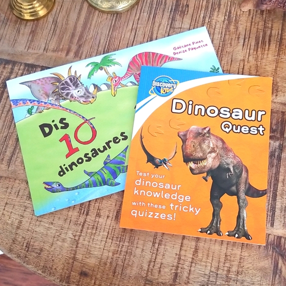 📚 Two Dinosaur Paperback Books French & English 📚 - Picture 1 of 8